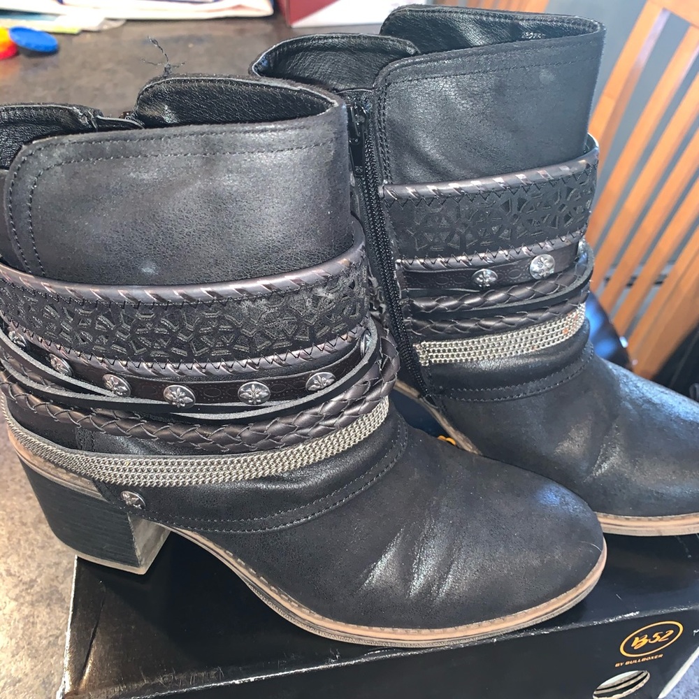 Size 9 black ankle bootie